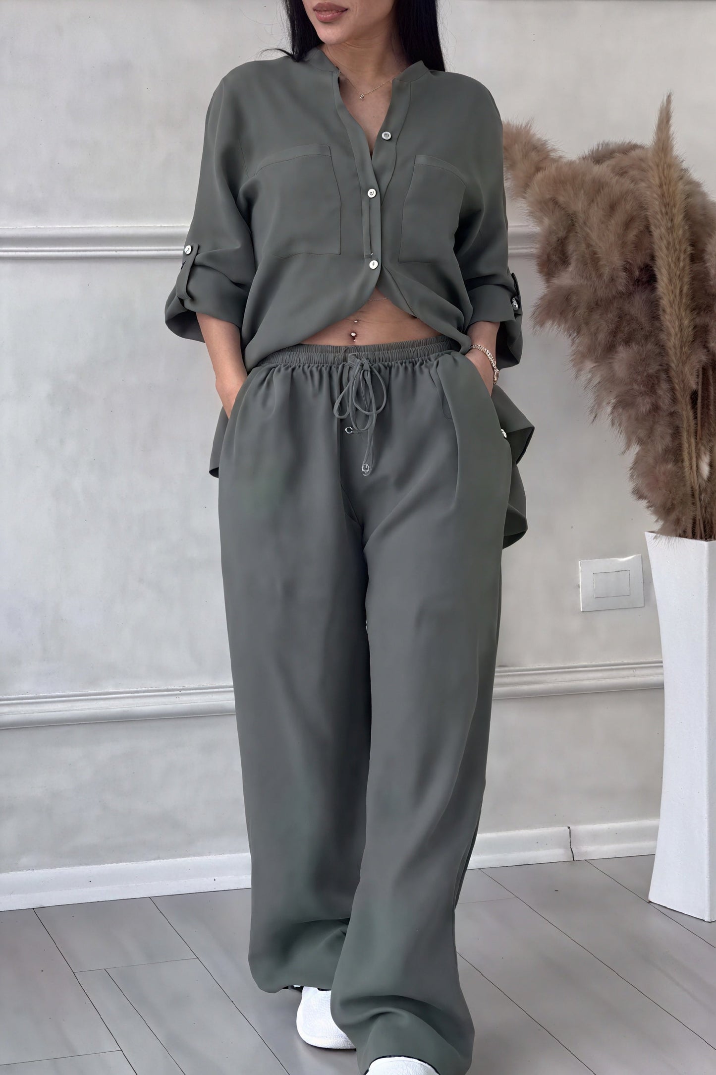 Regina | Timeless Ensemble: Style and Comfort Combined
